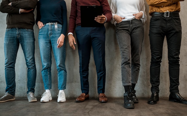 Photo gratuite vue de face de personnes posant avant une réunion de bureau