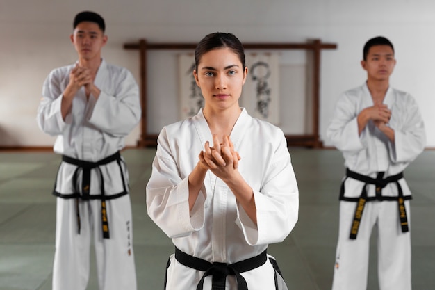 Photo gratuite vue de face des personnes pratiquant le taekwondo