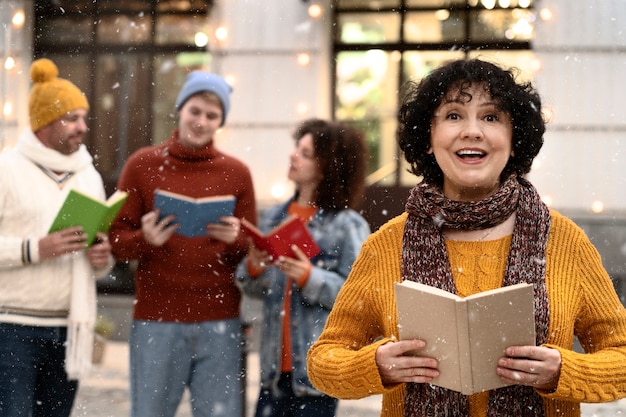 Vue de face personnes tenant des livres