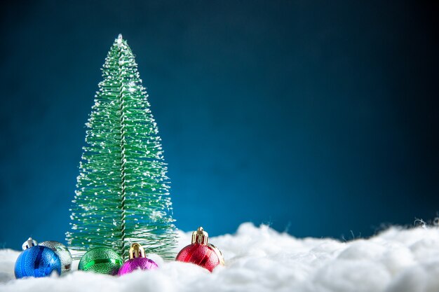 Vue de face petit arbre de Noël coloré jouets d'arbre de Noël