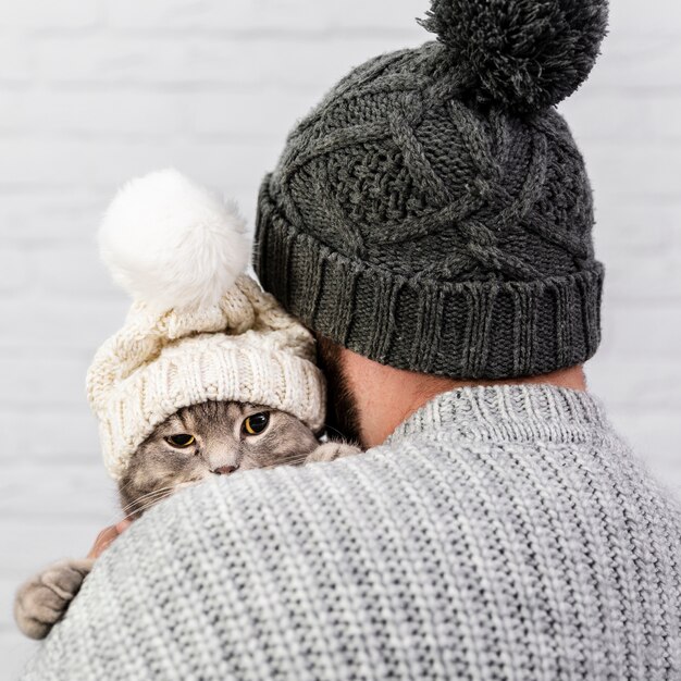 Vue de face petit chaton avec bonnet de fourrure