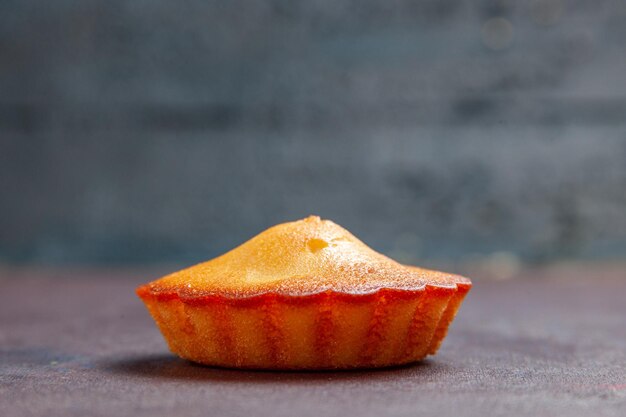 Vue de face petit délicieux gâteau sur un fond sombre tarte biscuit gâteau biscuit sucré thé au sucre