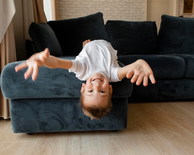 Vue de face petit garçon s'amusant à la maison