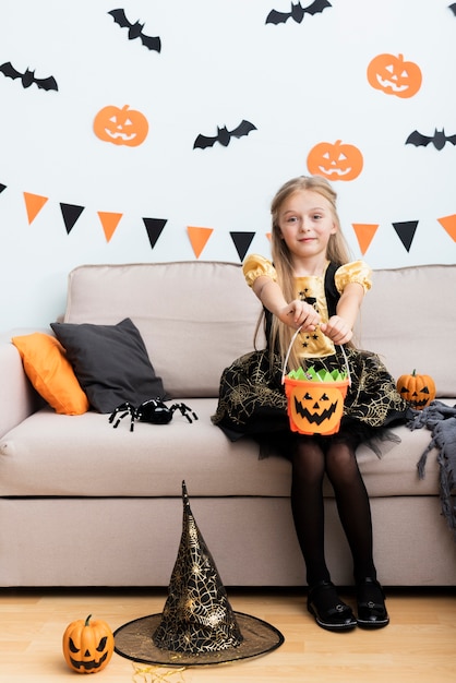 Photo gratuite vue de face de petite fille en costume de sorcière