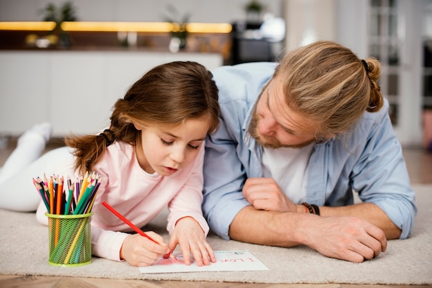 Vue de face de la petite fille, passer du temps avec le père dessin