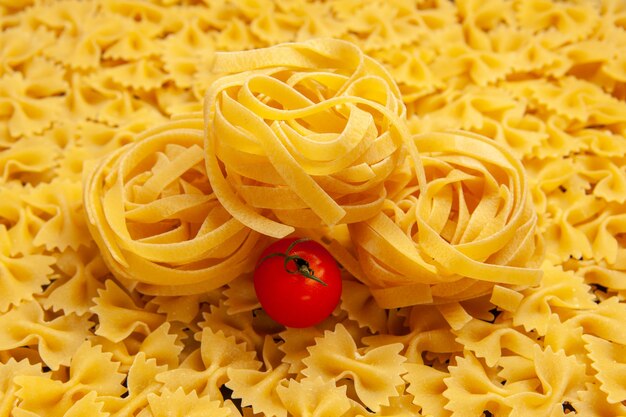 Vue de face petite pâte de pâtes crues repas repas couleur repas beaucoup de photo pâtes italiennes