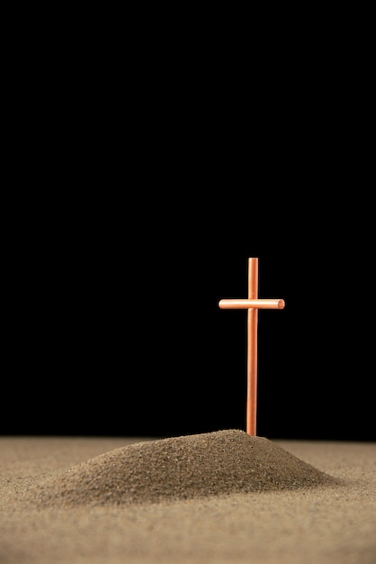 Vue de face de la petite tombe avec croix sur dark