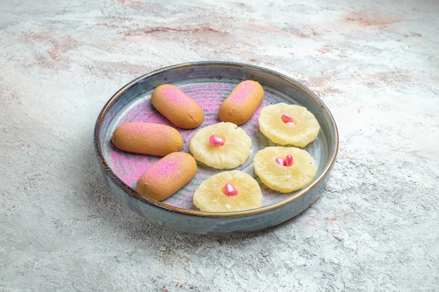 Vue De Face Petits Biscuits Avec Anneaux D'ananas Séchés Sur L'espace Blanc