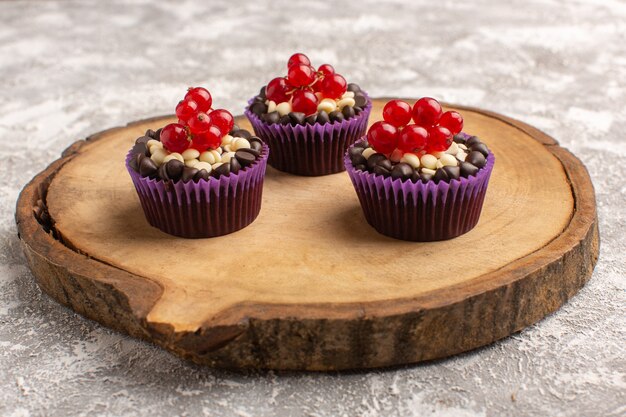 Vue de face petits brownies au chocolat aux canneberges sur gris