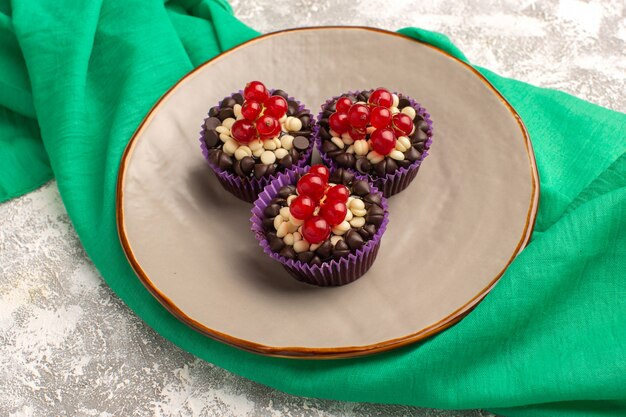 Vue de face petits brownies au chocolat aux canneberges