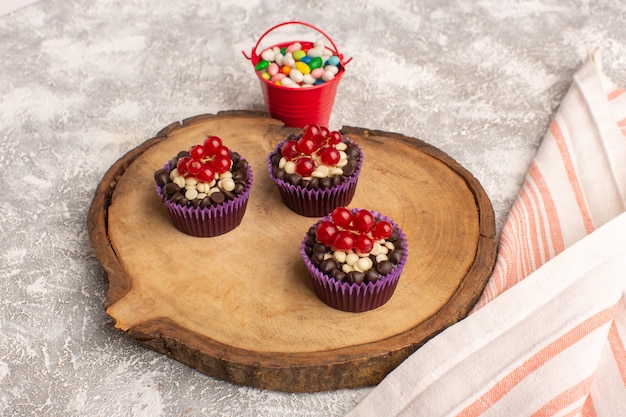 Vue de face petits brownies au chocolat avec canneberges et bonbons