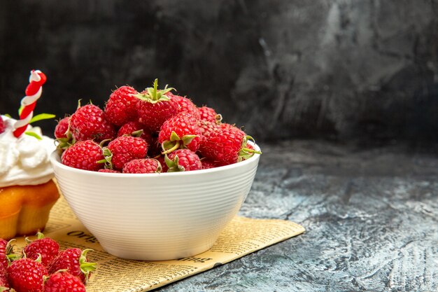 Vue de face petits gâteaux délicieux aux framboises