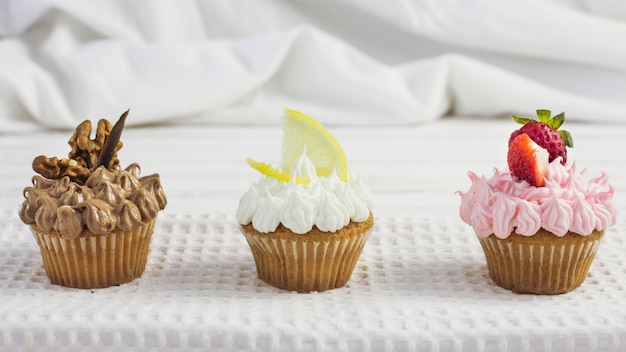 Vue de face petits gâteaux savoureux de saveurs différentes