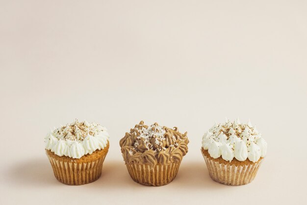 Photo gratuite vue de face petits gâteaux savoureux de saveurs différentes