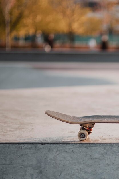 Vue de face de la planche à roulettes à l'extérieur au skatepark avec espace copie