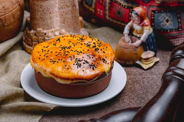 Vue de face un plat au four dans une casserole avec de la pâte sur le dessus cuit au four