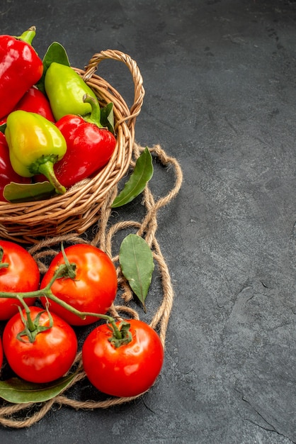 Vue de face poivrons frais aux tomates rouges