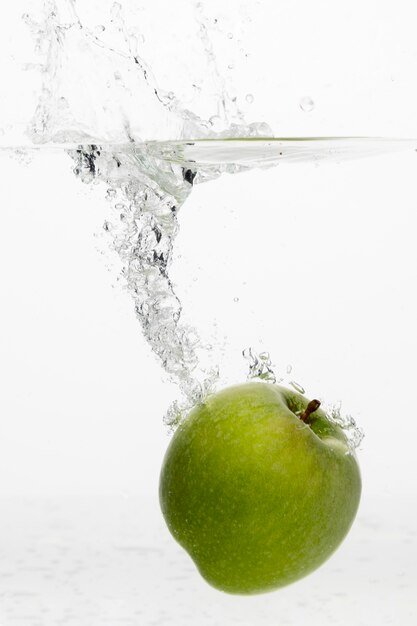 Vue de face de la pomme dans l'eau