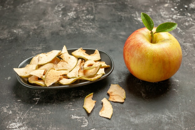 Photo gratuite vue de face pomme fraîche avec pomme séchée sur fruits noirs mûrs vitamine arbre jus moelleux couleur photo