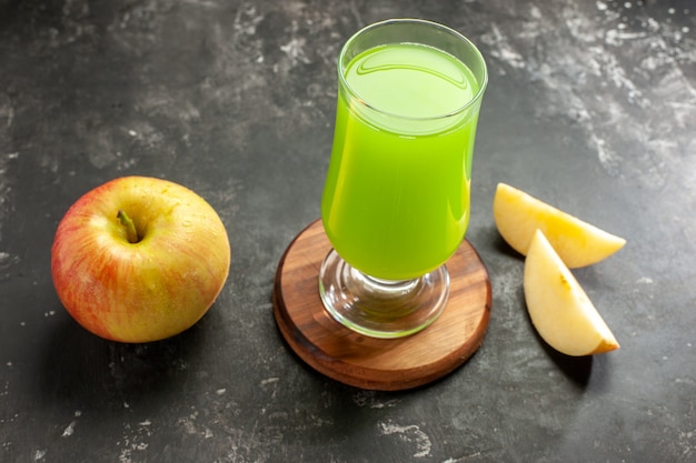 Vue de face pomme mûre fraîche avec du jus de pomme verte sur la couleur de la photo de jus moelleux foncé