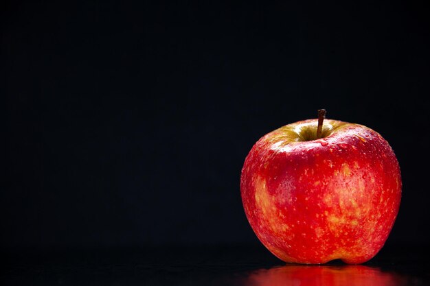 Vue de face pomme rouge fraîche sur fond noir couleur arbre mûr mûr exotique savoureux obscurité photo poire