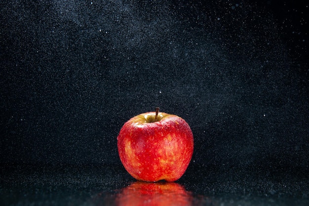 Vue de face pomme rouge fraîche sur fond noir couleur mûre arbre mûr exotique obscurité photo poire