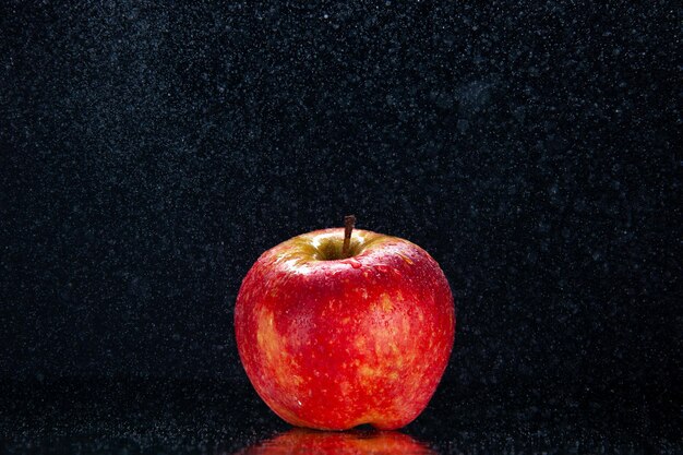 Vue de face pomme rouge fraîche sur fond noir foncé couleur arbre mûr mûr exotique savoureux obscurité photo poire