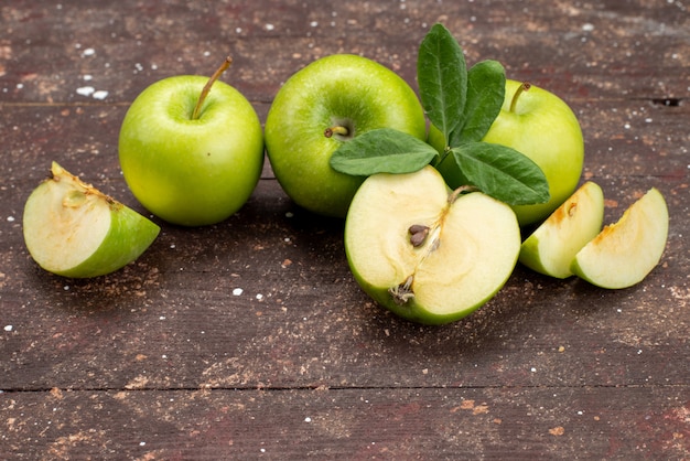 Une vue de face pomme verte fraîche aigre et moelleuse sur le fond sombre couleur des fruits en bonne santé