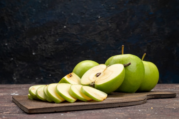 Une vue de face pomme verte fraîche aigre et moelleuse sur le fond sombre couleur fruits vitamine saine