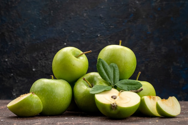 Une vue de face pomme verte fraîche et moelleuse sur le fond sombre couleur fruits vitamine saine