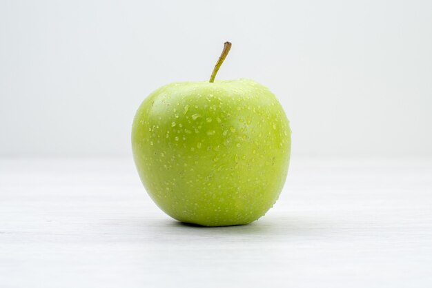 Vue de face pomme verte fruits frais sur surface blanche arbre fruitier vitamine d'été