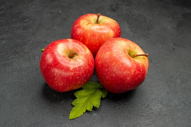 Vue de face pommes rouges fraîches sur fond gris mûr photo couleur arbre jus de fruits vitamine