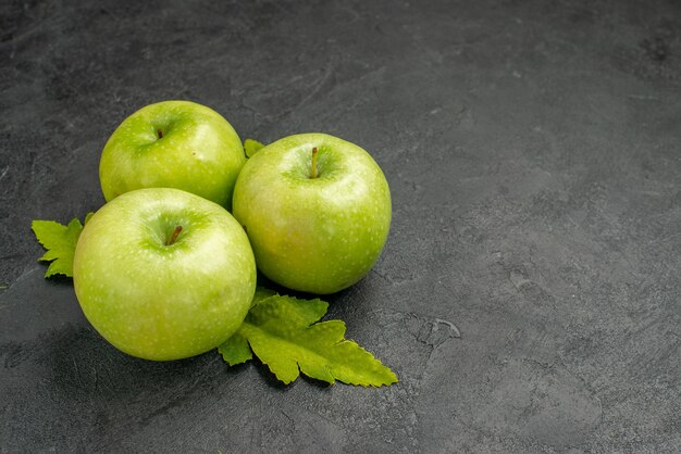 Vue de face pommes vertes fraîches sur fond gris mûr photo couleur arbre jus de fruits vitamine