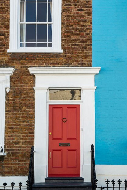 Vue de face de la porte d'entrée avec mur bleu et marron