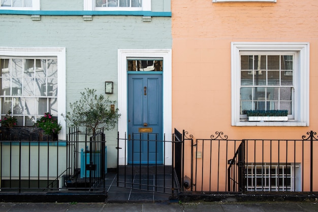 Vue de face de la porte d'entrée avec mur bleu et orange