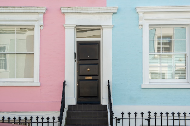 Vue de face de la porte d'entrée avec mur rose et bleu