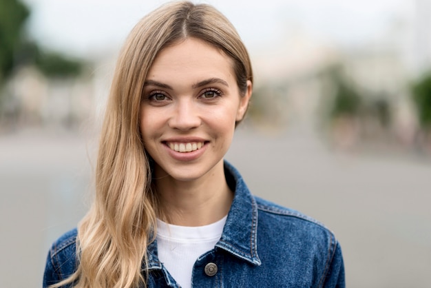 Vue de face portrait de belle femme