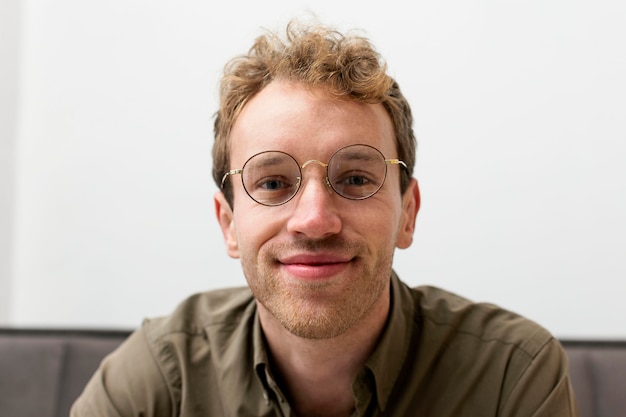Vue de face portrait d'homme d'affaires avec des lunettes