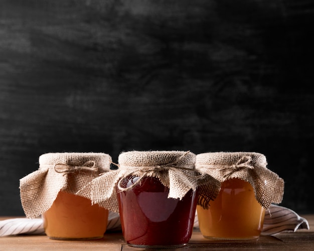 Vue de face des pots de confiture avec espace copie