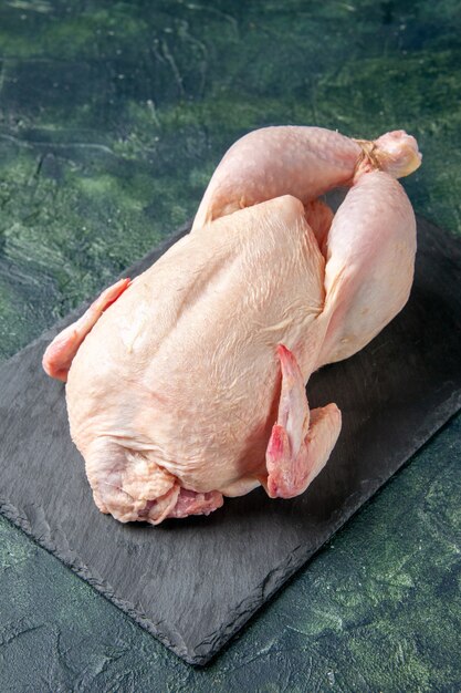 Vue de face poulet cru frais sur un repas gris viande animale photo cuisine nourriture couleur poulet