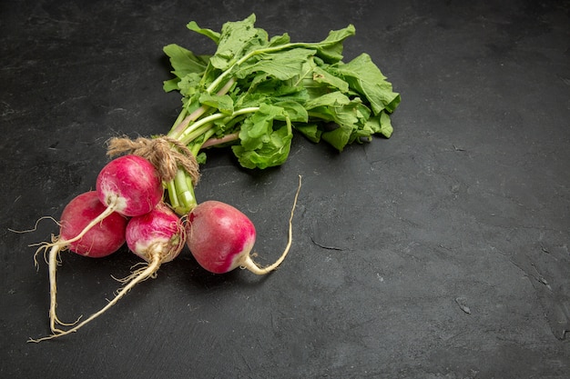 Photo gratuite vue de face radis frais avec des verts sur table sombre salade fraîche mûre
