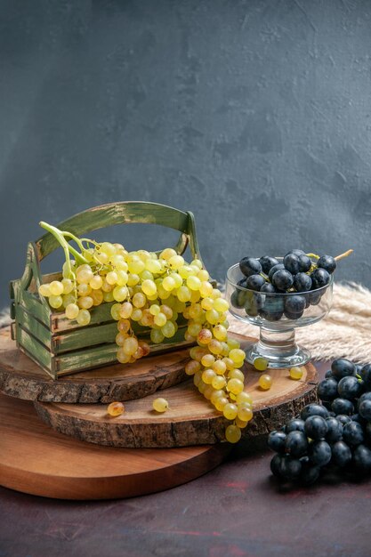 Vue de face raisins frais fruits verts et mûrs sur surface sombre raisins de cuve fruits mûrs plante d'arbre frais