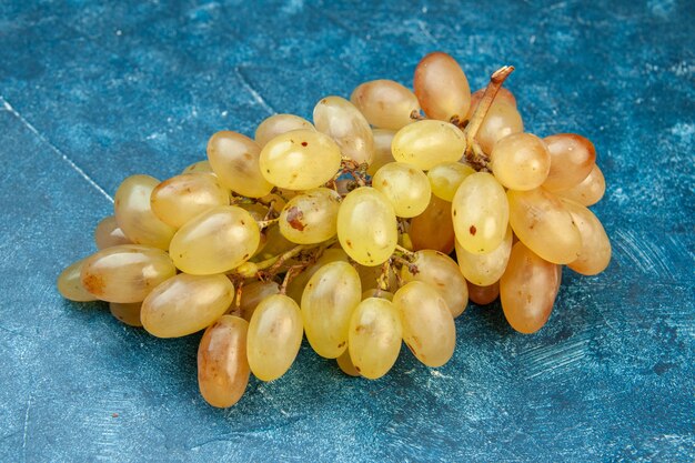 Vue de face des raisins frais sur la photo de couleur bleue jus moelleux de vin de fruits