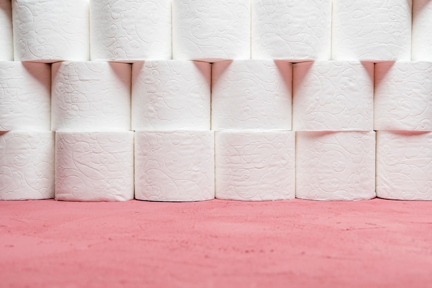 Photo gratuite vue de face d'une rangée de rouleaux de papier hygiénique soigneusement empilés