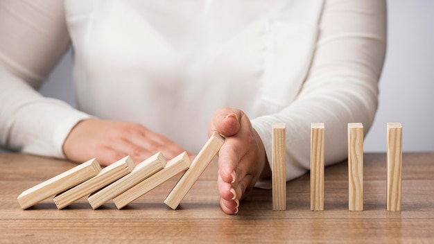 Vue de face, représentation abstraite de la crise financière avec femme et pièces en bois