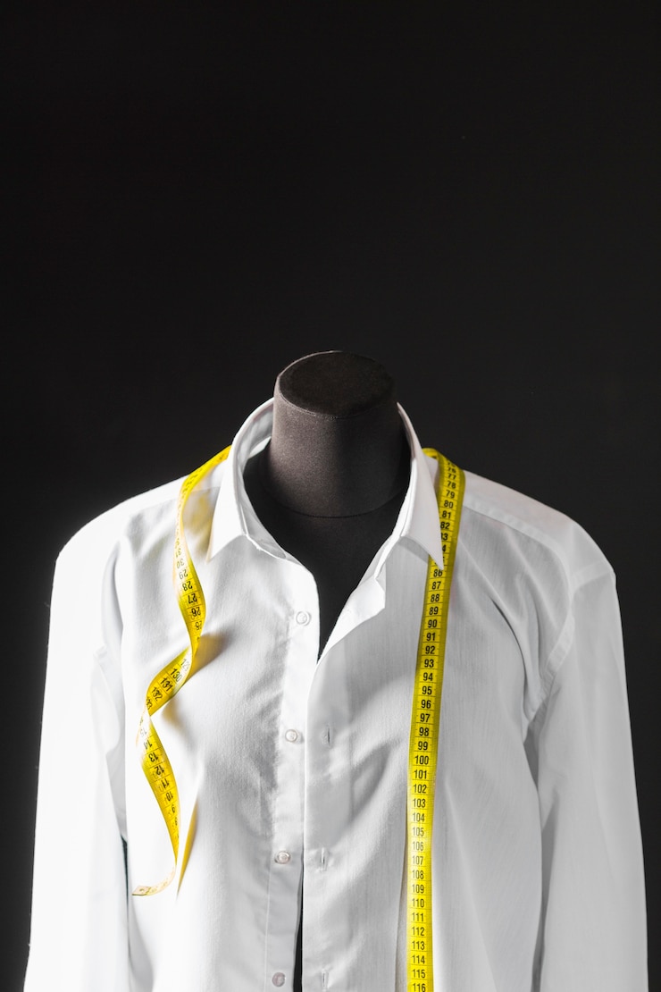 Photo gratuit vue de face de la robe avec chemise et ruban à mesurer