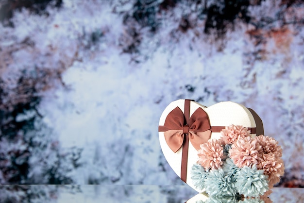 Photo gratuite vue de face saint valentin présent avec des fleurs sur fond clair sentiment de beauté famille couple amour coeur