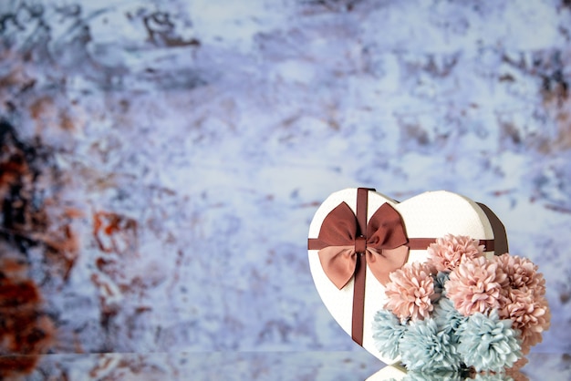 Vue de face saint valentin présent avec des fleurs sur fond clair sentiment famille beauté couple passion amour coeur espace libre