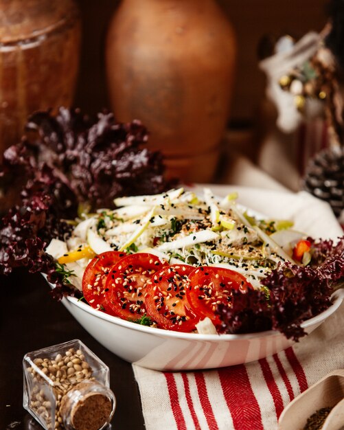 Vue de face salade César au poulet et tomates