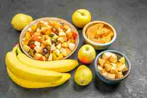 Photo gratuite vue de face salade fruitée avec fruits frais sur arbre de table gris fruits frais